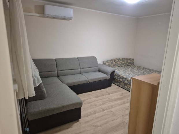 Hark�nyban fel�j�tott, f�ldszinti, t�lies�tett apartman elad�