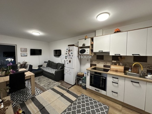 Hark�nyi elad� 32 nm-es lak�s