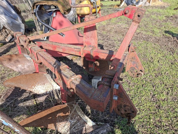 H�rom fejes eke elad�