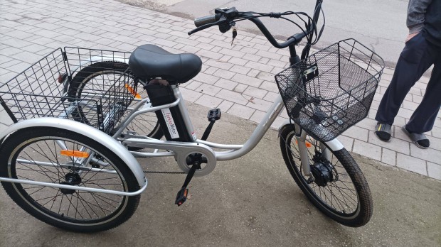 H�rom kerek� E. ker�kp�r