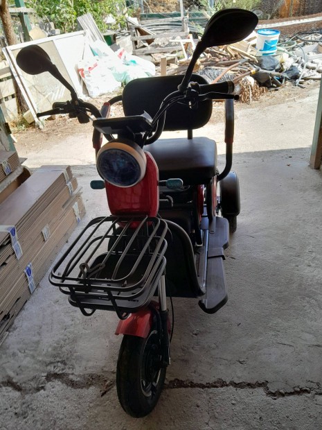 Hrom kerek elektromos moped