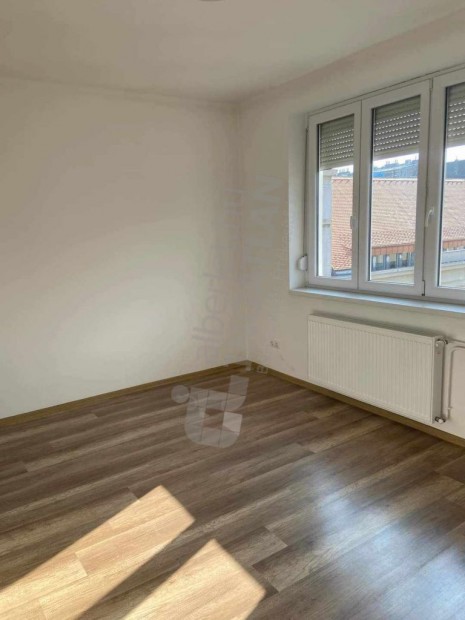 H�rom szob�s, vil�gos, b�torozatlan lak�s az Alkotm�ny utc�ban