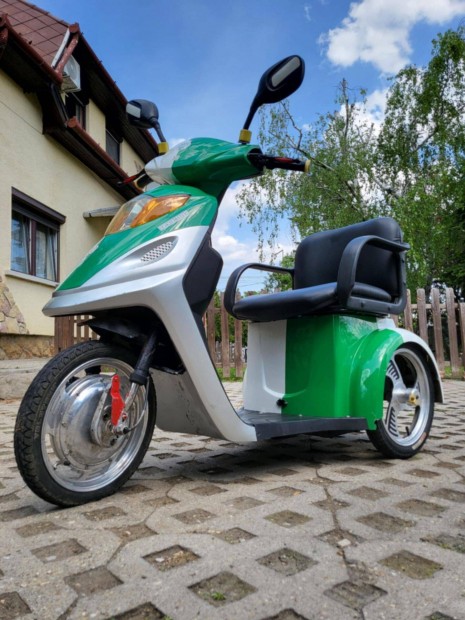 Hromkerek elektromos robog