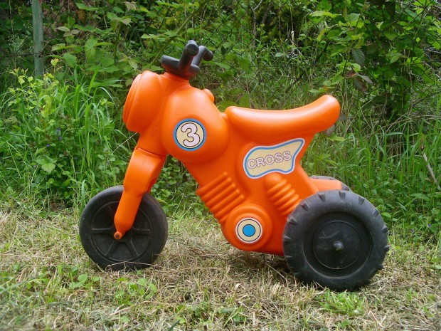 Hromkerek gyerekmotor - lbbal hajts tricikli 31 cm lsmagassggal