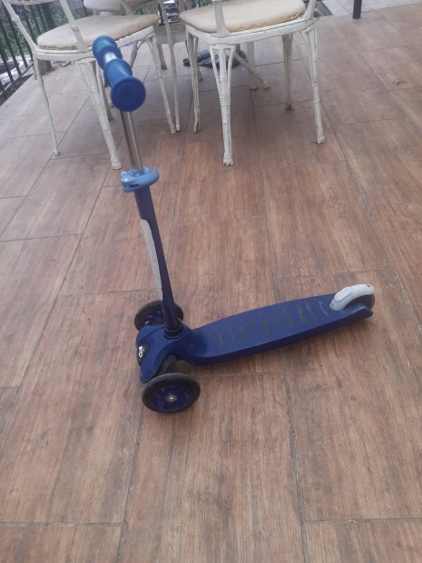 Hromkerek roller, villog kerekekkel