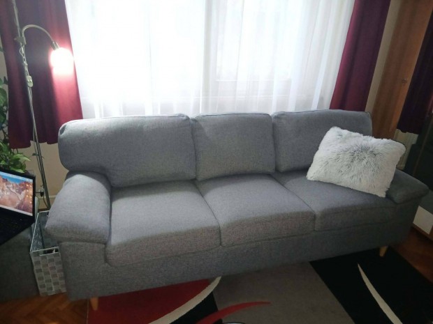 H�romszem�lyes sz�rke kanap�