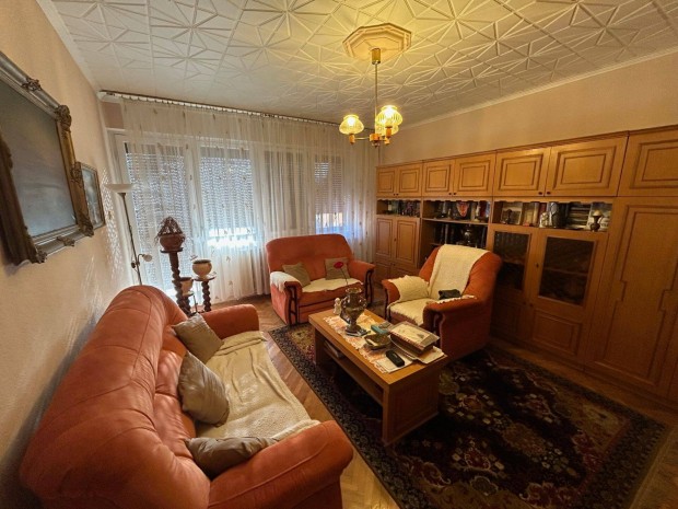 H�romszintes t�rsash�zi otthon gar�zzsal