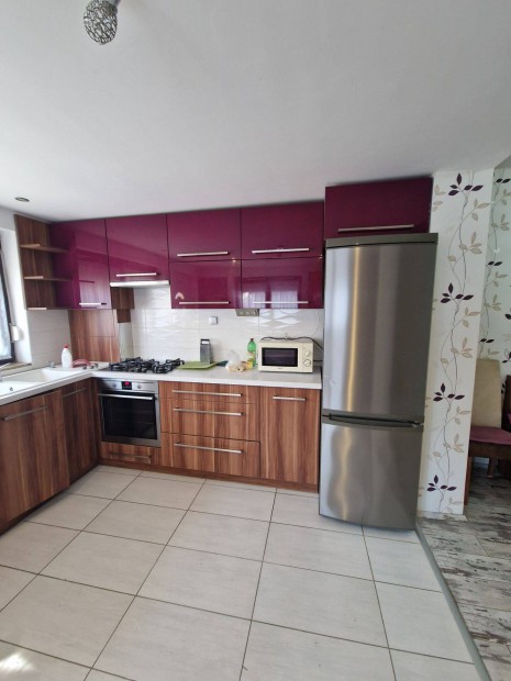 H�romszob�s, 80 nm-es sorh�zi lak�s kis kerttel elad�