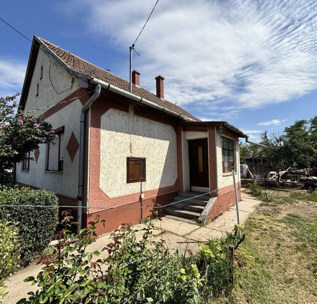 H�romszob�s t�gla�p�t�s� otthon elad� Derecske kisderecskei r�sz�n