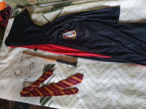 Harry Potter Griffendéles jelmez -Köpeny, szemüveg, pálca, nyakkendő