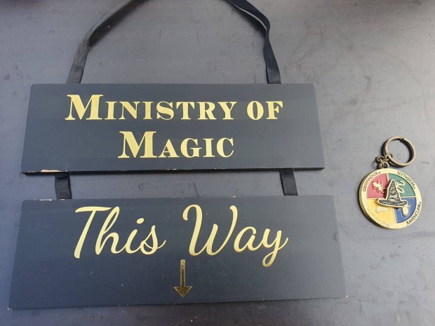 Harry Potter Ministry Of Magic This Way tbla + Roxfort kulcstart