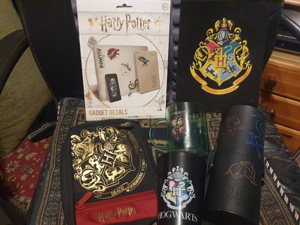 Harry Potter kollekci - pohr, neszeszer, matrica szett, fzetbort