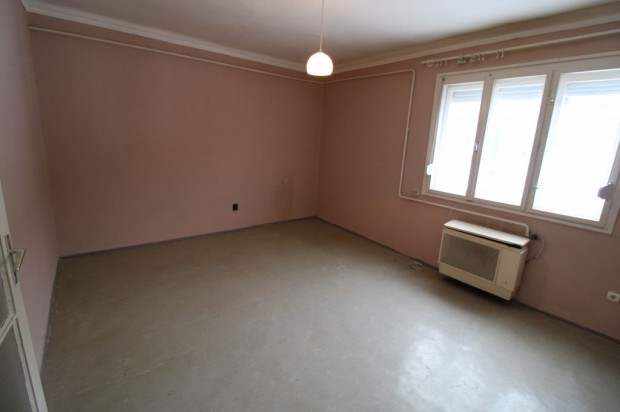 H�rsfa �ton 1 szob�s fel�j�tott.