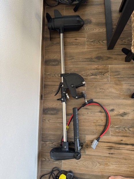 Haswing protuar 5.0, 2db Powerqueen 12v 100ah lifepo4 akku + töltő