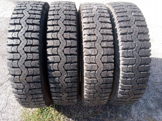 Használt 10R22.5 húzó gumik 10 r22.5 10 R 22.5 10x22.5