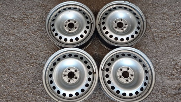 Használt 5x98 lyukosztású 16 colos Fiat, acél felni garnitúra olcsón