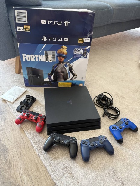 Haszn�lt PS4 pro 1 TB 2+2 kontrollerrel