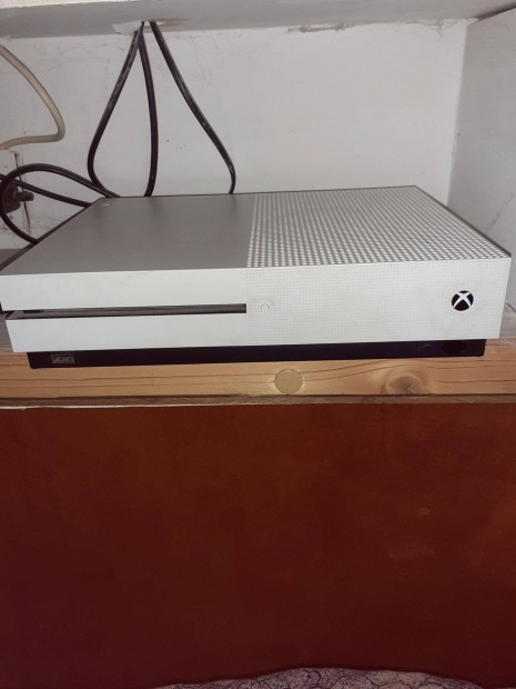 Hasznlt Xbox one s mgkmlt llapotban ,4 db jtkkal elad