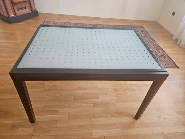 Használt, jó állapotú, elegáns étkezőasztal