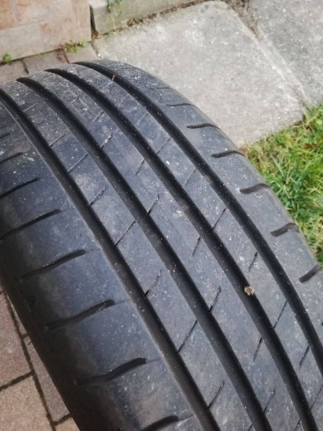 Haszn�lt, nagyon j� �llapotban l�v� 4 db. Falken gumiabroncs elad�