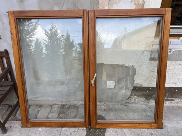 Haszn�lt fa ablak, 2 sz�rny�, 2 r�teg�, 170x138cm