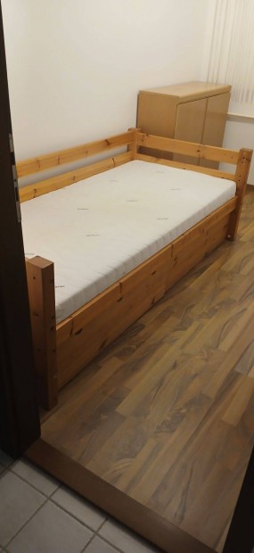 Használt fenyő ágy matraccal 90x200