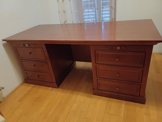 Haszn�lt �r�asztal