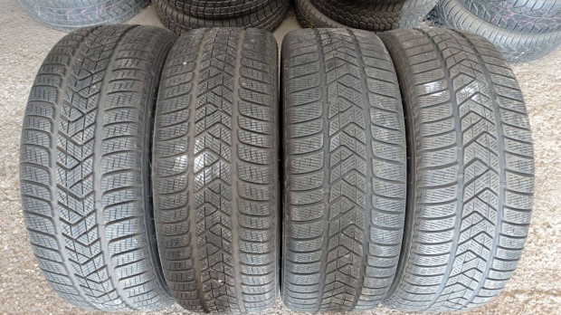 Használt jó állapotú 235/60/18 Pirelli téligumi garnitúra olcsón eladó
