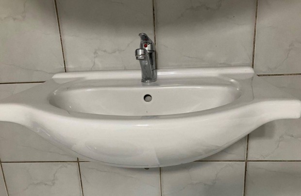 Használt mosdókagyló csapteleppel (65 cm széles)