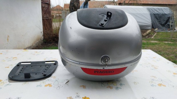 Haszn�lt motoros sisaktart� doboz elad�!