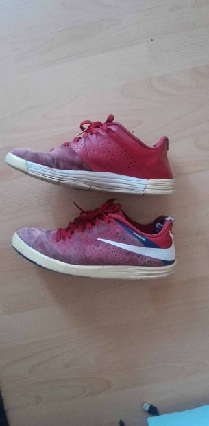 Hasznalt piros Nike sport/utcai cipo elado