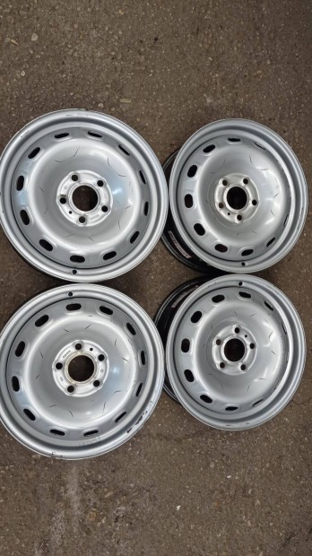 Hasznlt szp llapot 16 colos 5x114,3 lyukoszts kisteheraut acl