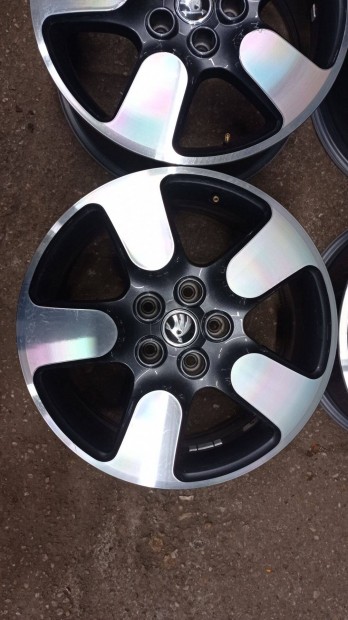 Használt szép állapotú 5x112 lyukosztású gyári Skoda 17 colos alu feln