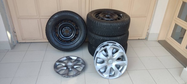 Használt téligumi garnitúra eladó Mazda lemezfelnin, dísztárcsákkal.