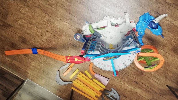 Hatalmas Hot Wheels parkoló pálya, 4 emeletes