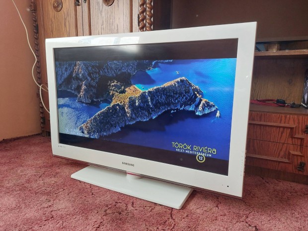 Hatalmas Samsung HD TV (101 cm)