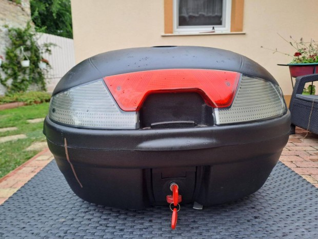 Hatalmas, 2 sisakos tra doboz (robog motor)