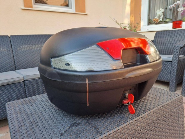 Hatalmas, 2 sisakos túra doboz (robogó motor)