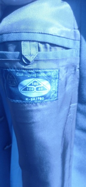 Hat�r�rs�g �ltal haszn�lt d�szegyenruh�k elad�ak.