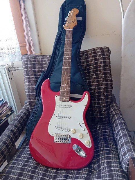 Hathúros gitár Squier Bullet Eladó
