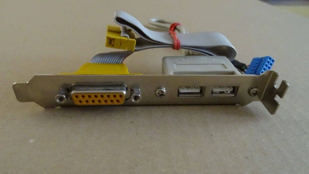 Htlapi kivezets szmitgphez game port +USB kivezets