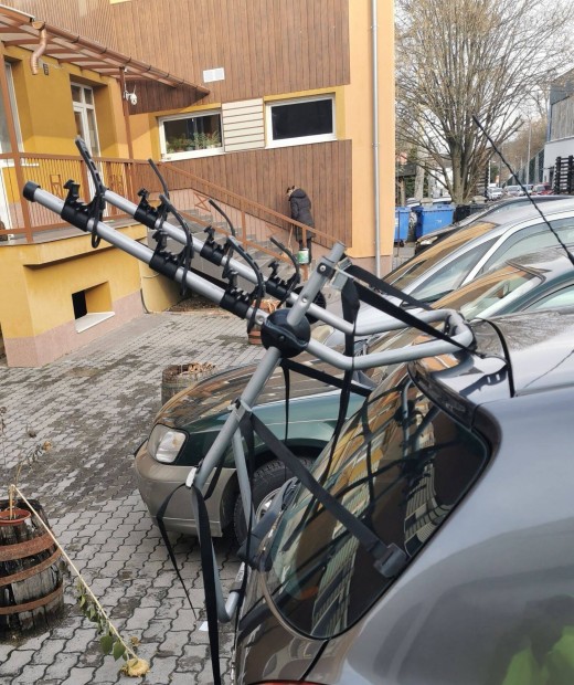 Hts ajtra szerelhet kerkprtart