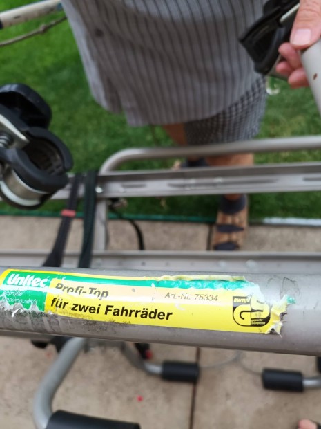 Hátsóajtóra szerelhető bicikliszállitó