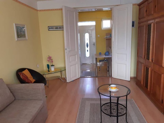 Hatvan belvrosban kis garzon brbead