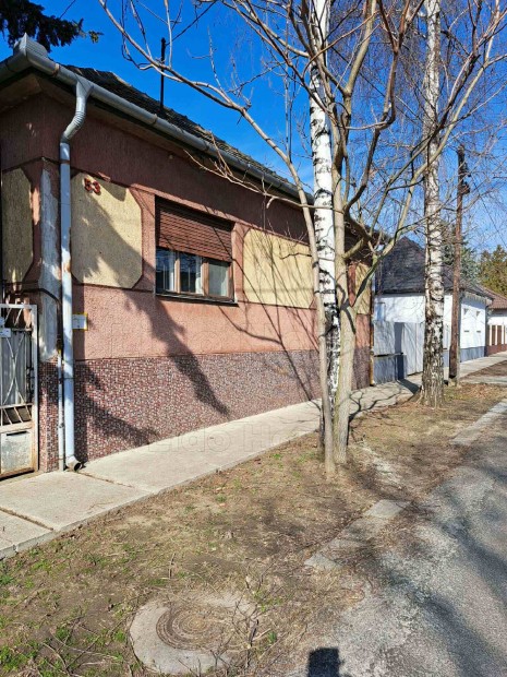 Hatvan csendes r�sz�n elad� egy fel�j�tand� h�z hatalmas telekkel