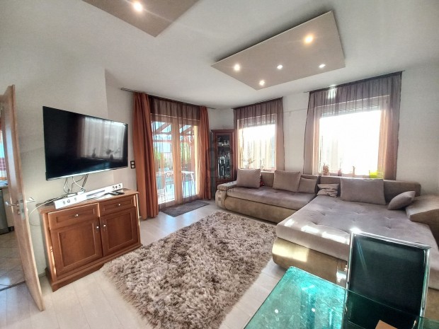 Hatvan utcai kert, �j h�zak �lel�s�ben, gar�zzsal kapcsolatos ikerh�z