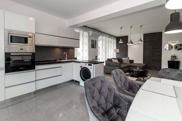 Hatvan utcai kertben 2016-os �p�t�s� �jszer� lak�s elad�