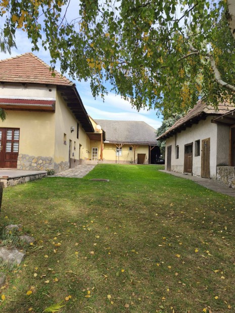 H�z:H�reg csendes utc�ja