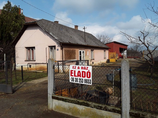 Ház és lemezestároló