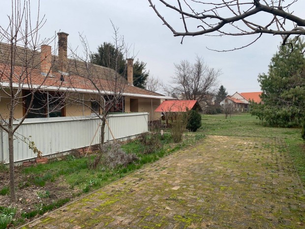 H�z nagy telekkel a M�ty�s utc�n